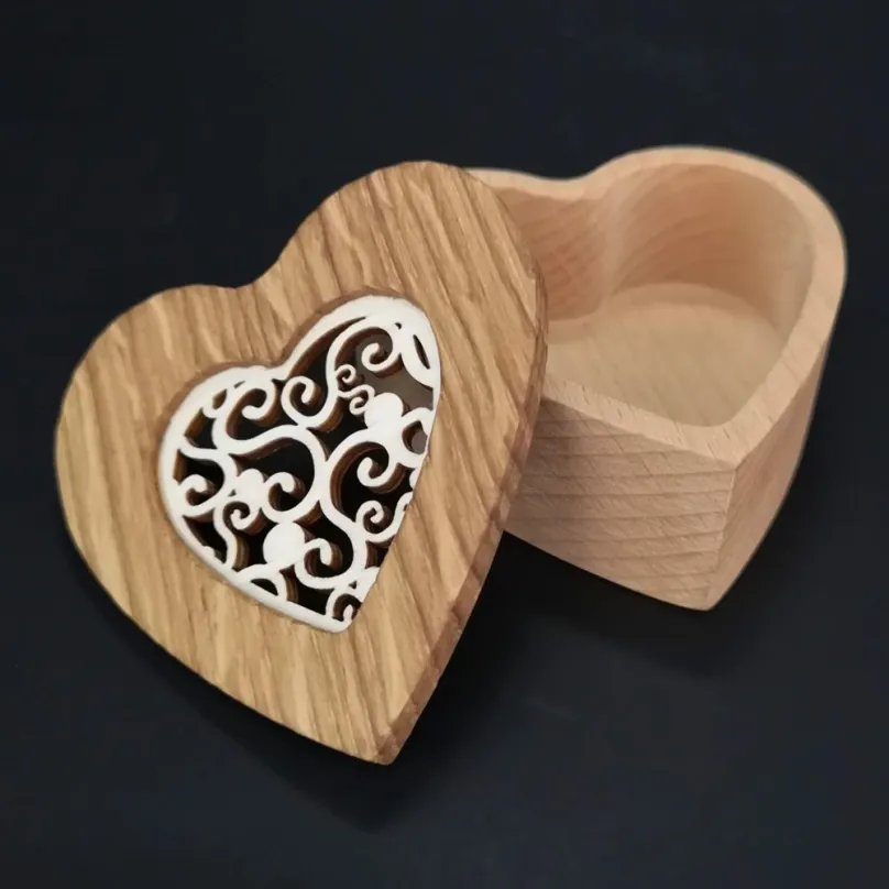 Drevená krabička AMADEA Drevená krabička v tvare srdca, masívne drevo s vkladom z topoľovej preglejky, 8x8x3 cm